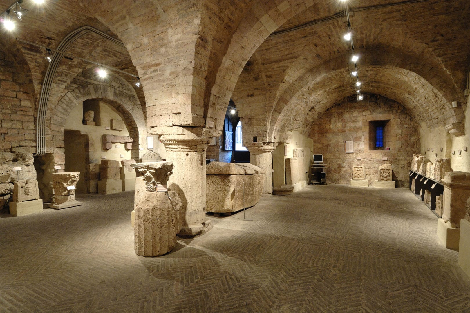 Foro-romano-e-collezione-archeologica-assiis-umbria-italia-cosa-vedere